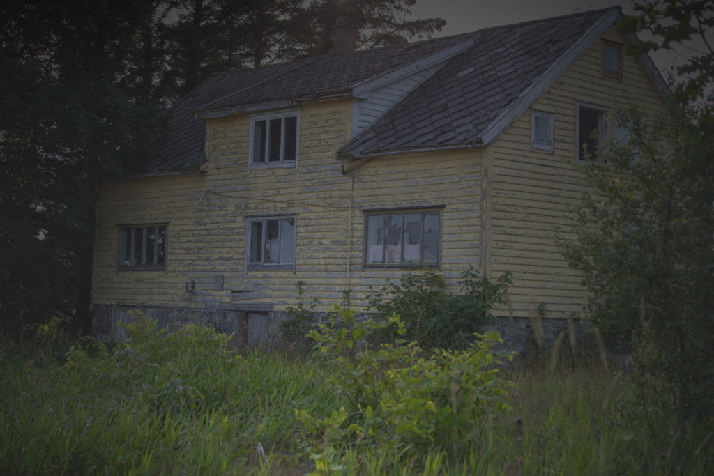 Vacant house with peeling paint and signs of deterioration illustrating how neglected properties lose value over time without major damage.